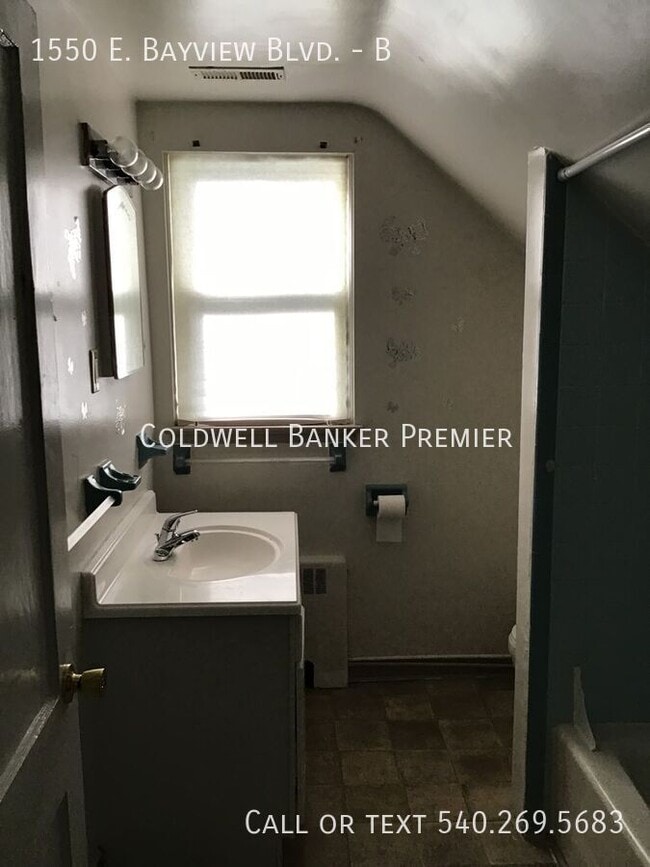 Building Photo - 1550 E Bayview Blvd