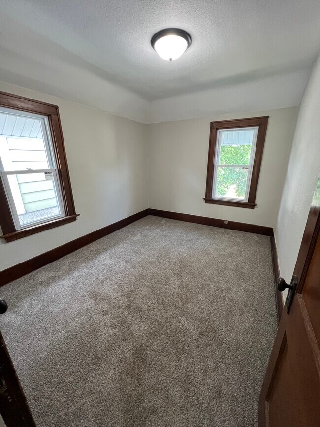 Building Photo - 931 S 74th St