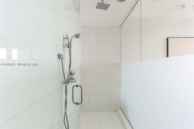 Building Photo - 2020 N Bayshore Dr