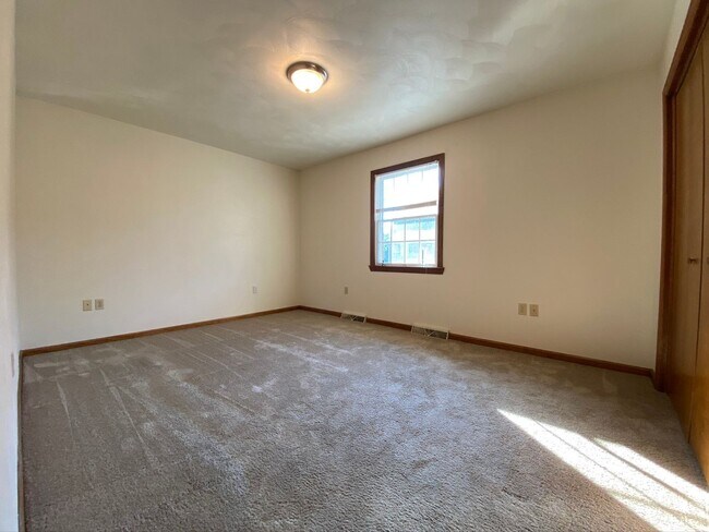Building Photo - Wonderful 2BR Townhouse with Equipped Kitc...