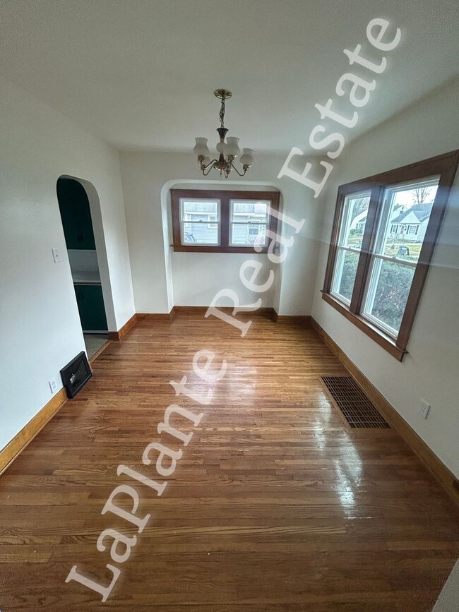 Building Photo - Cozy 3-Bedroom Home in West Toledo