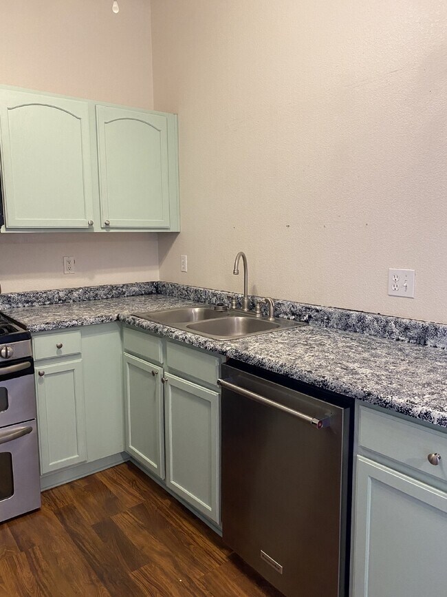 Building Photo - 2 Bedroom - Monetrey