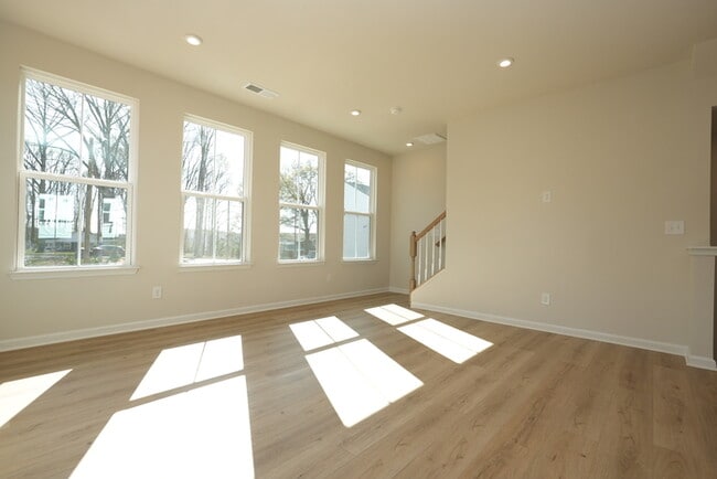 Building Photo - A large spacious home in Arbor St!