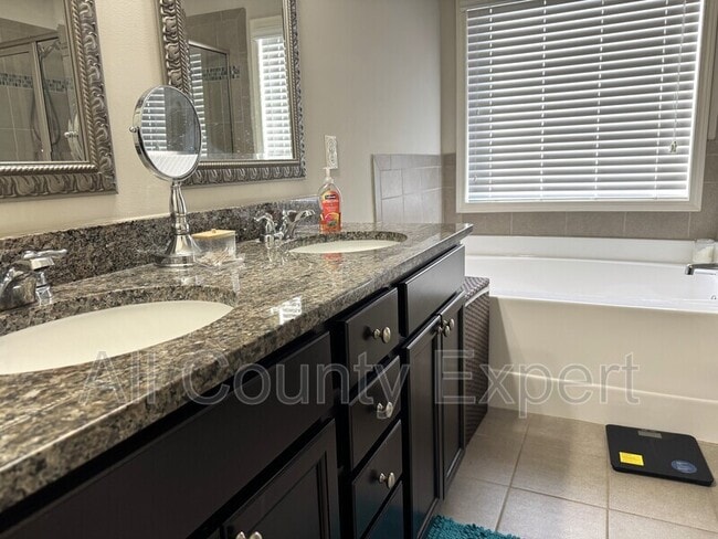 Building Photo - 6651 Rivergreen Rd