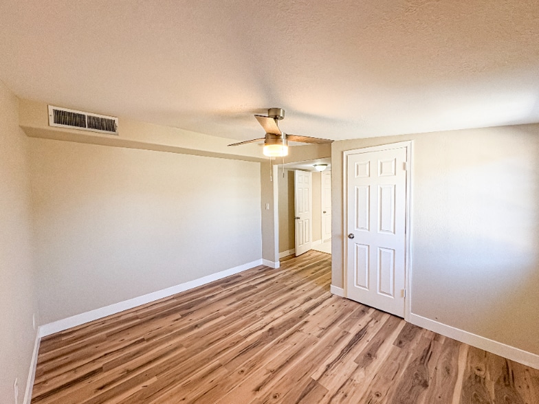 Building Photo - 1530 W 4th Pl