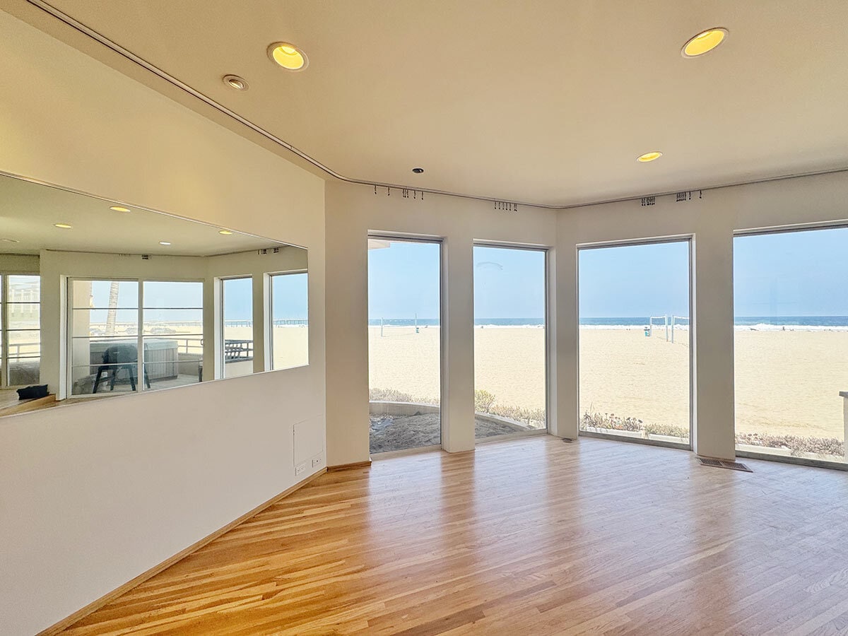 Building Photo - 3505 Ocean Front Walk