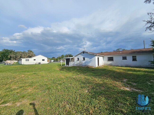 Building Photo - 4 Bedroom, 3 Bath HOUSE with a detached 1 Bedroom and 1 bath in Lakeland *MOVE-IN SPECIAL*