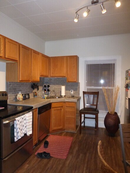 Kitchen - 204 Northeast 5th Avenue