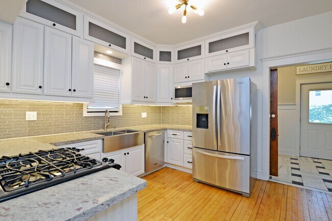 Building Photo - Beautiful 4-Bedroom 2-Bathroom Home in St. Paul!