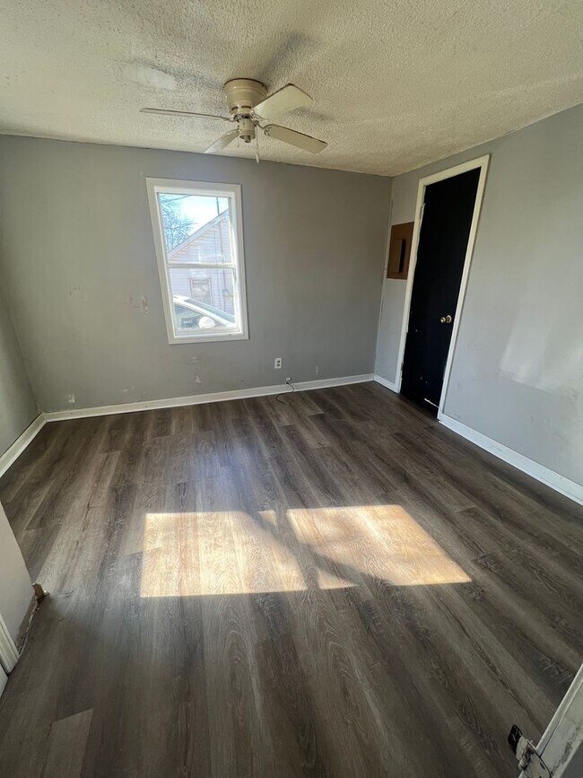 Building Photo - 731 E 3rd St