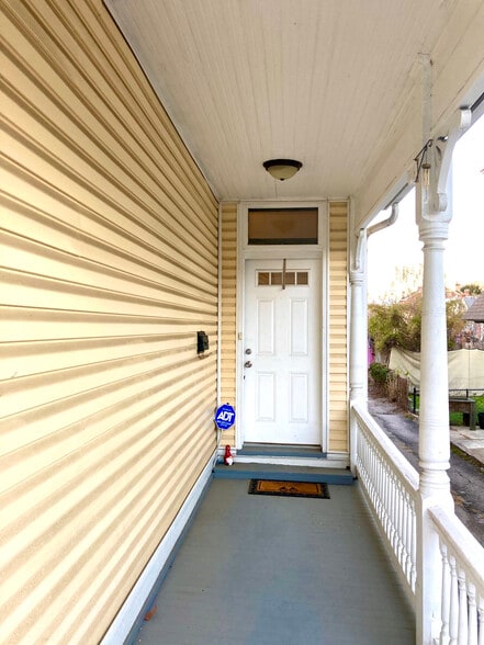 Building Photo - 222 E 18th St