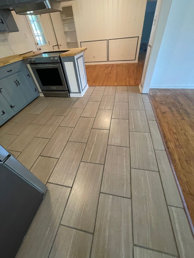 Building Photo - SPACIOUS BRICK RANCH in GOLDSBORO! 4 BR, 2 BA - FENCED-IN YARD *Convenient to SJAFB*