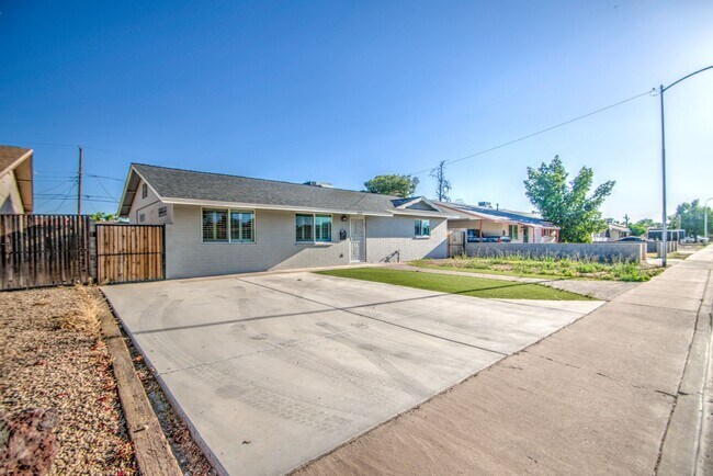 Primary Photo - Charming Home in Phoenix