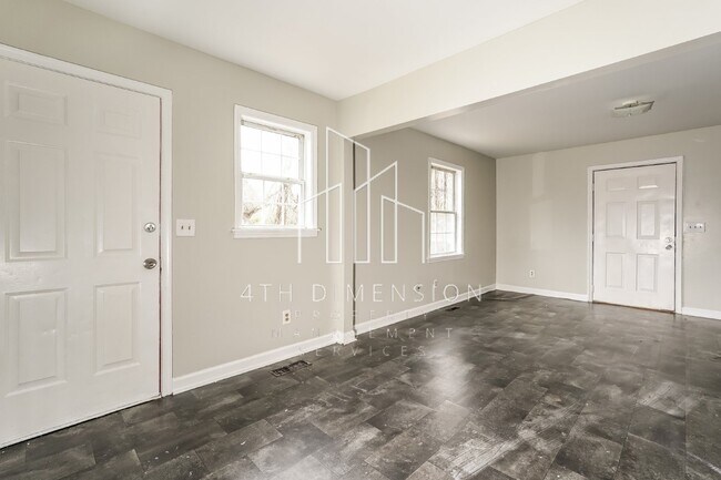Building Photo - Charming 4-Bedroom Rental with Hardwood Fl...