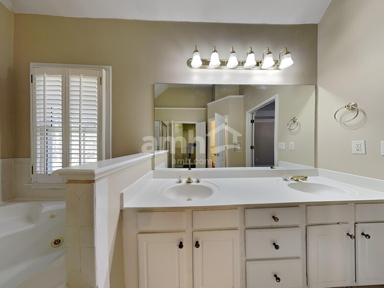 Building Photo - 1335 Killian Shoals Way SW