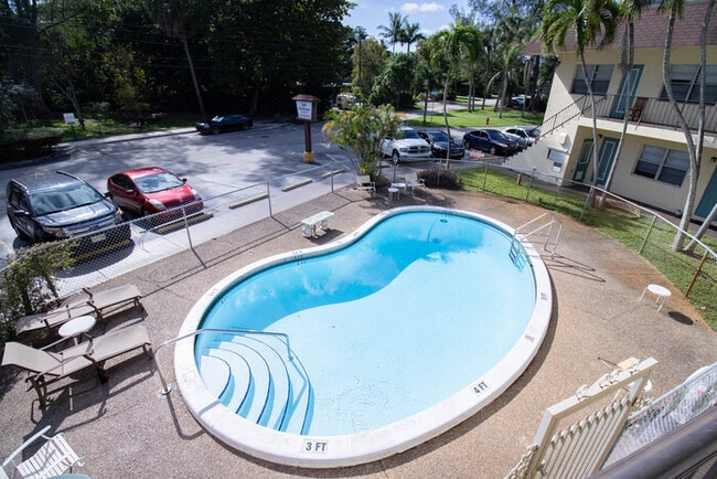 Building Photo - Spacious 2 Bedroom, 1 Bathroom- Pool - Laundry on Site- Fully Tiled- Central AC