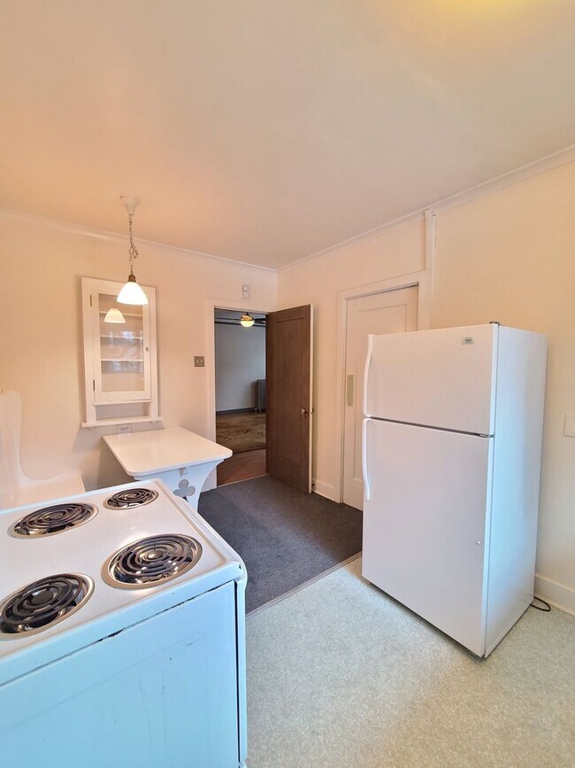 Building Photo - 2230 W Pacific Ave