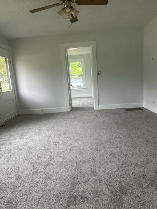 Building Photo - Charming 2-Bedroom Oasis with Full Bath in Pelzer's Heart!