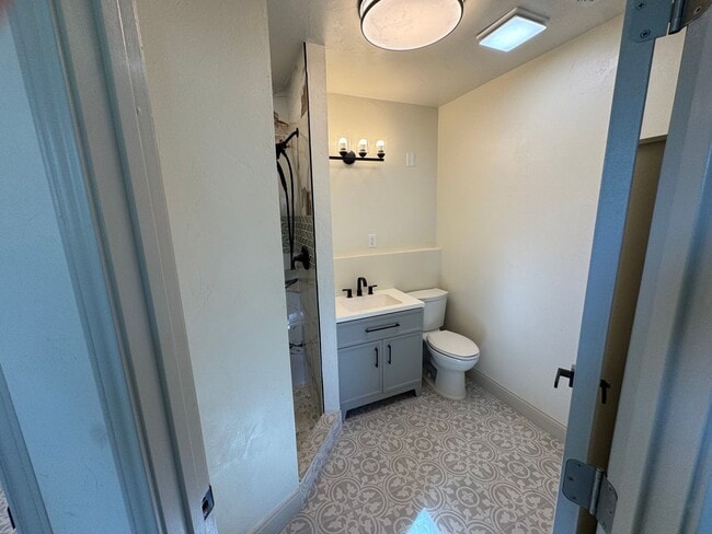 Building Photo - 4 Bed 2 Bath Home