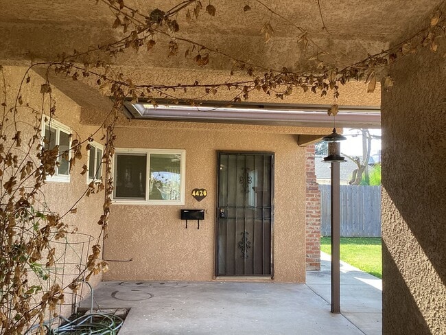 Building Photo - 4424-4426 E Dakota Ave