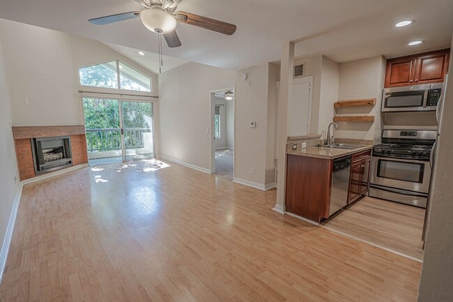 Building Photo - Warner Center 1 Bedroom Condo for Rent in Woodland Hills!