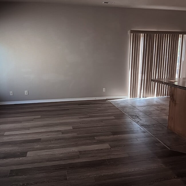 Building Photo - Well-maintained 3 bed/2 bath condo near Sk...