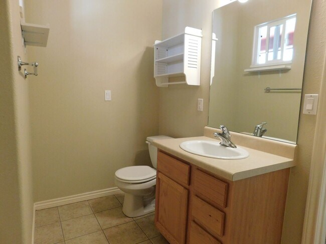 Building Photo - Spacious 2-Bed in Fountain Greens!