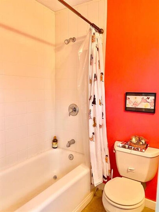 Building Photo - 2 Bedroom Condo South End of Burlington