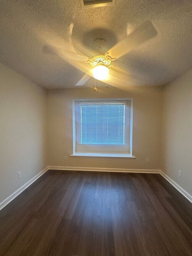 Building Photo - Enterprise!!!  LVP FLOORING~!!!!