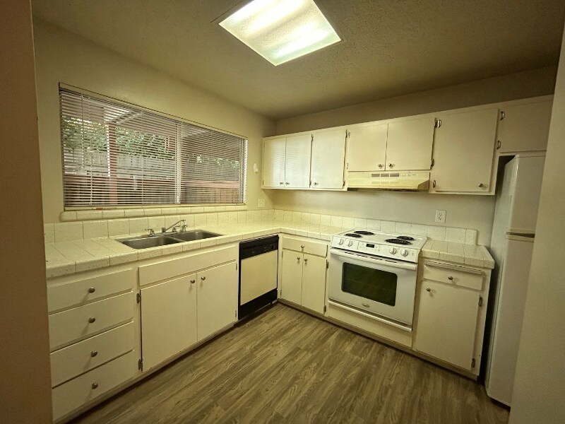 Building Photo - 316 W 4th Ave