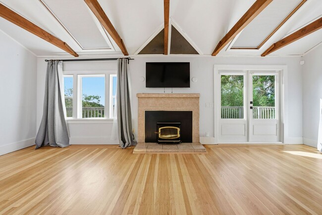 Building Photo - 4 Bed/2.5 Bath Multilevel Home with Amazing Views!