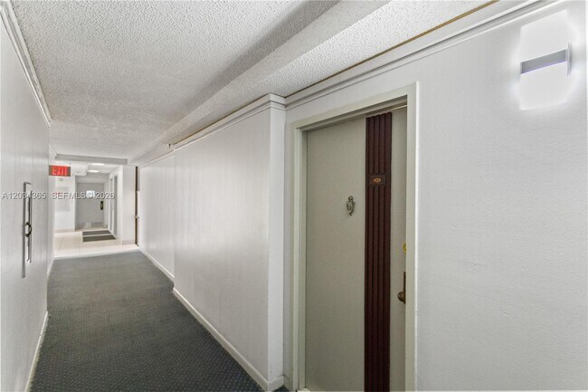 Building Photo - 17021 N Bay Rd