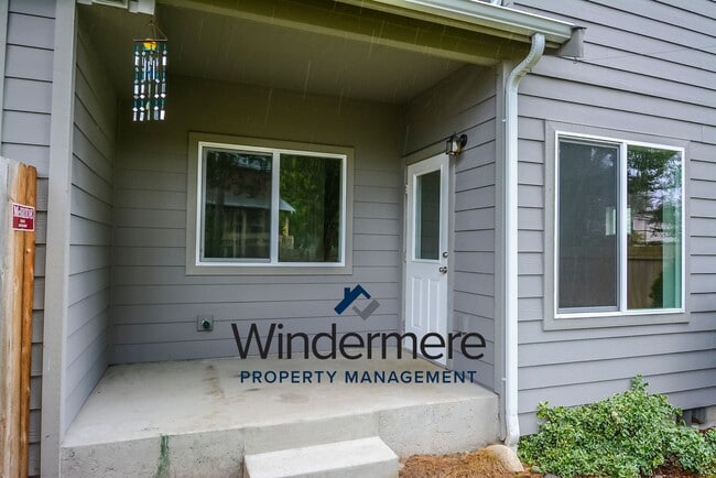 Building Photo - Newer Build 3 Bedroom 2.5 Bathroom Townhome