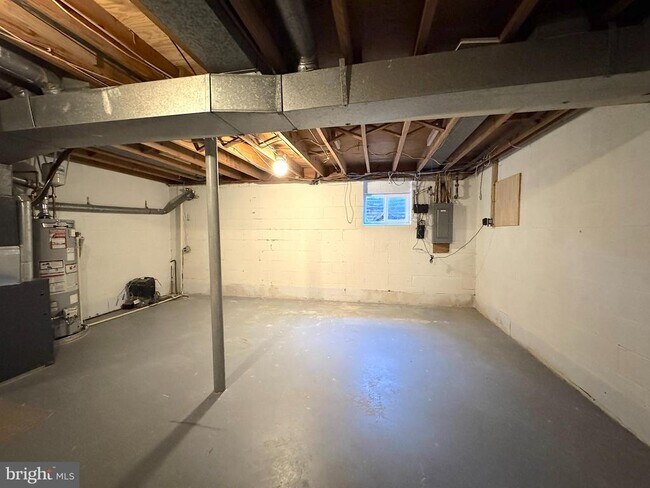 Building Photo - 2404 Albot Rd