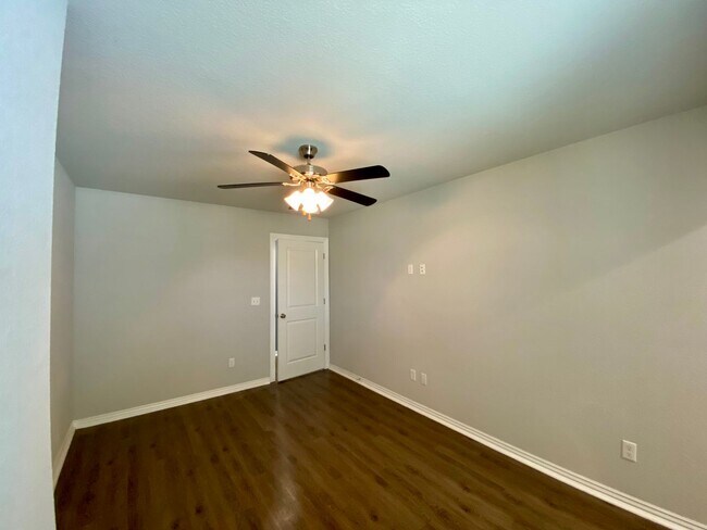 Building Photo - Lovely 3 Bedroom Home Ready NOW! Pets Welc...