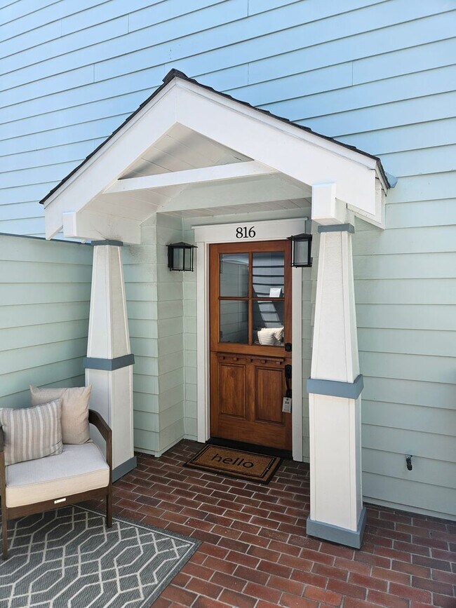 Building Photo - 3 Bedroom Plus Home with Roof Top Deck
