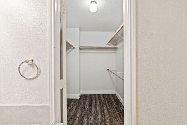 Building Photo - 3906 Pickett Pl Dr