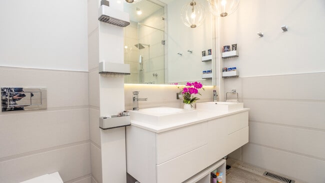 Building Photo - 1947 W Diversey Pkwy