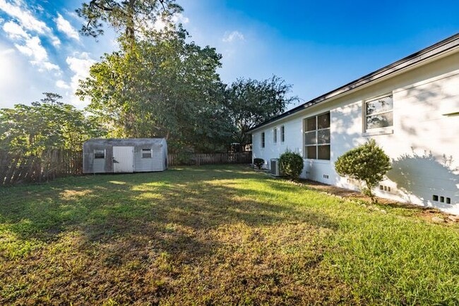 Building Photo - Gorgeous 3/2 Home