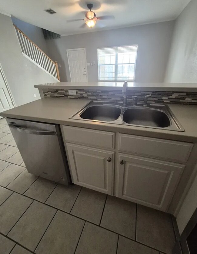 Building Photo - 3 bed 3 bath one block away from Baylor