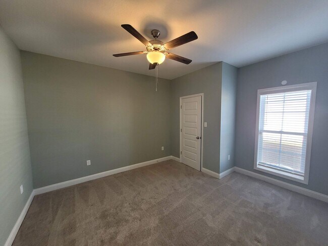Building Photo - $500 Move-In Incentive - Spacious 4-Bedroo...