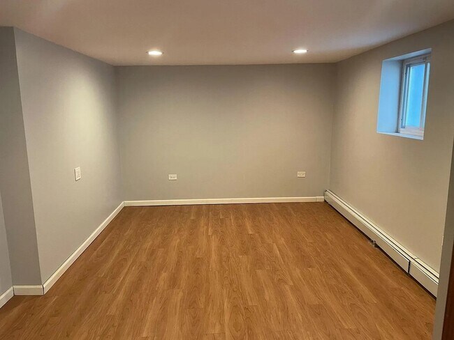 Building Photo - 5106 W Sunnyside Ave