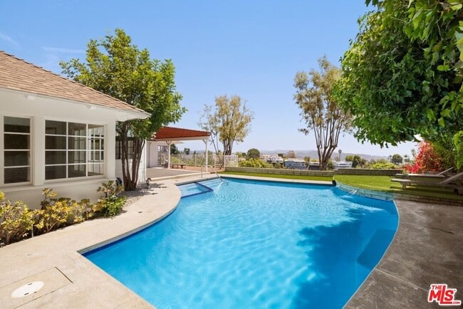 Building Photo - 2120 Linda Flora Dr