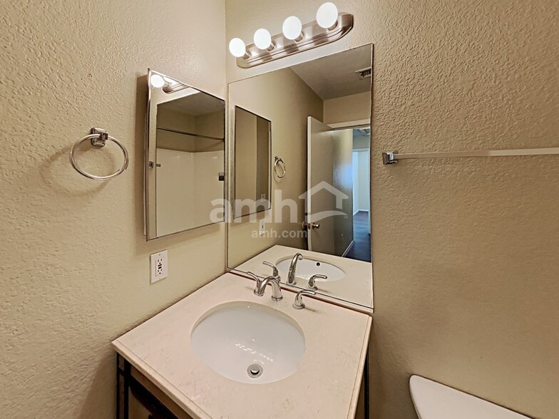 Building Photo - 242 S Valle Verde