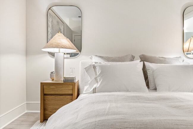 Building Photo - 835 Lake St