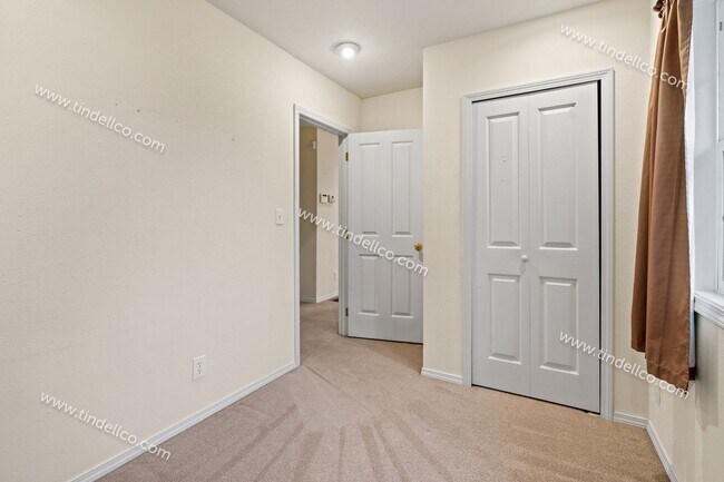 Building Photo - Darling 2 Bedroom North Tabor Home With Of...