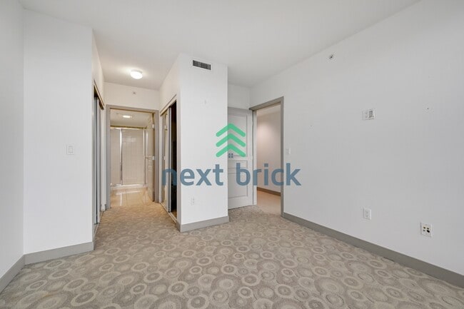 Building Photo - Stunning 2-Bed Corner Condo with Water and Mountain Views