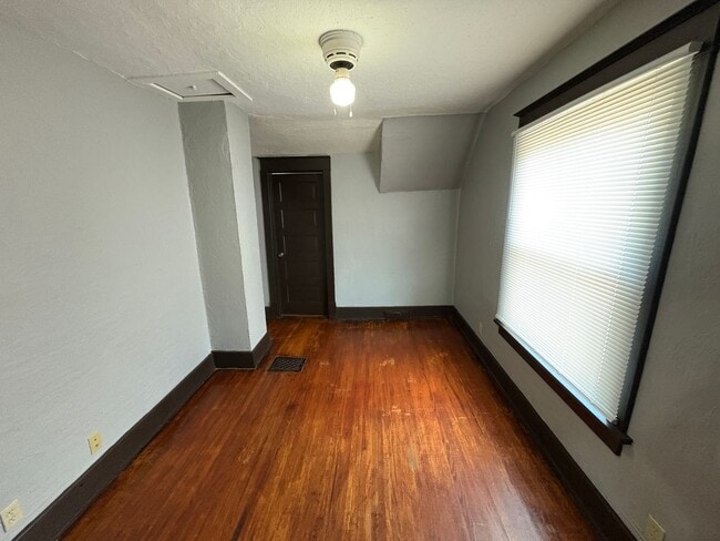Building Photo - Large Kitchen, Hardwood Floors, Laundry included