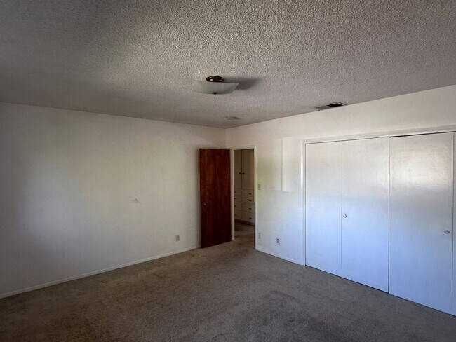 Building Photo - HOUSE