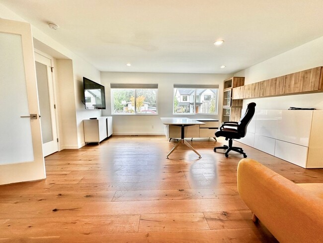 Building Photo - 6 BR / 4 BA – 4,100 SQ FT with Patio, Full Outdoor Grill, and Hot Tub